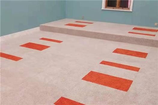 拼塊毯影音室橙色系滿鋪