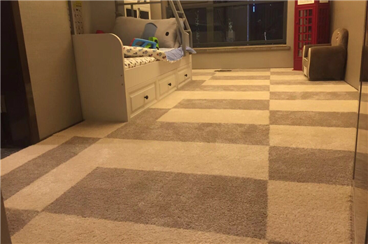 拼塊毯咖啡色系兒童房鋪裝